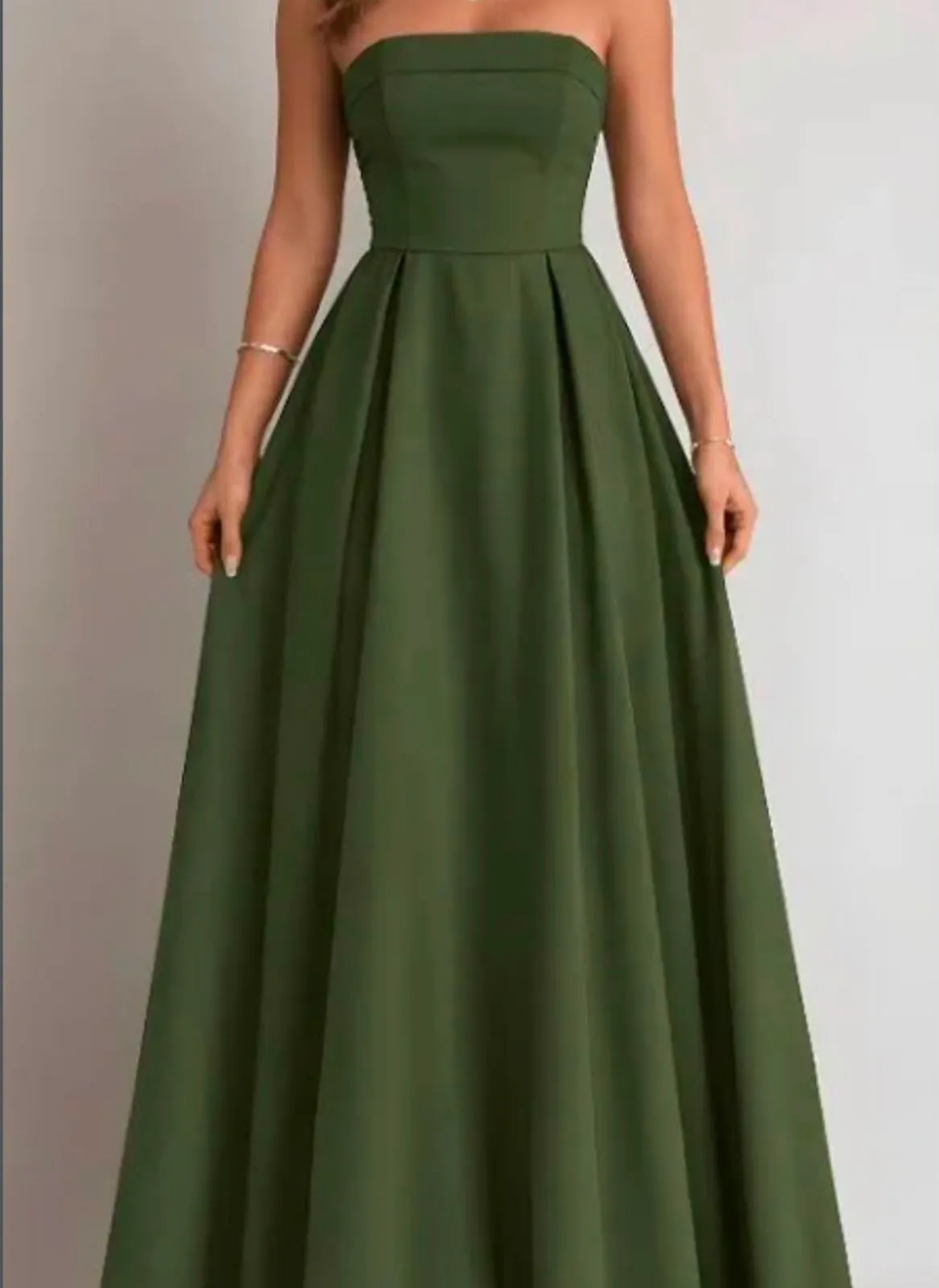 Exemplo de traje: Vestido longo em tom fechado