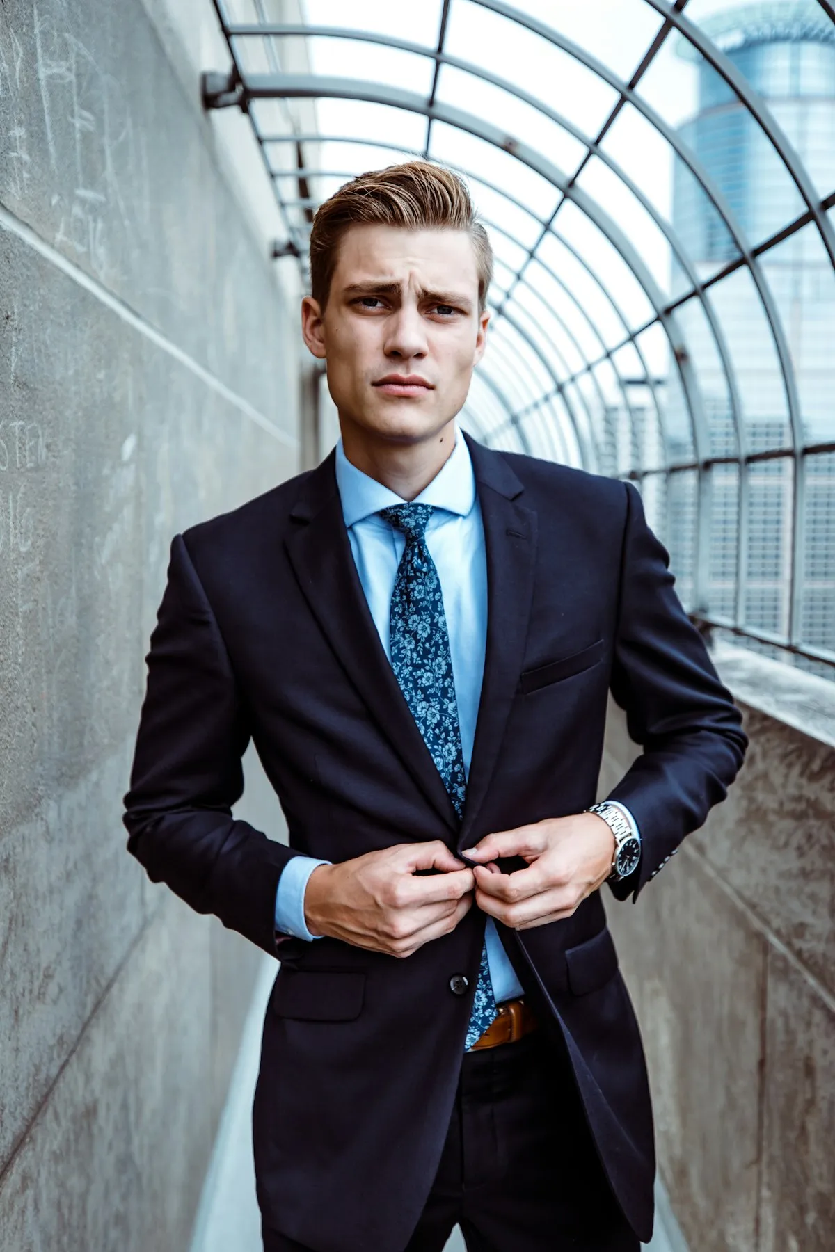 Exemplo de traje: Terno azul-marinho com gravata