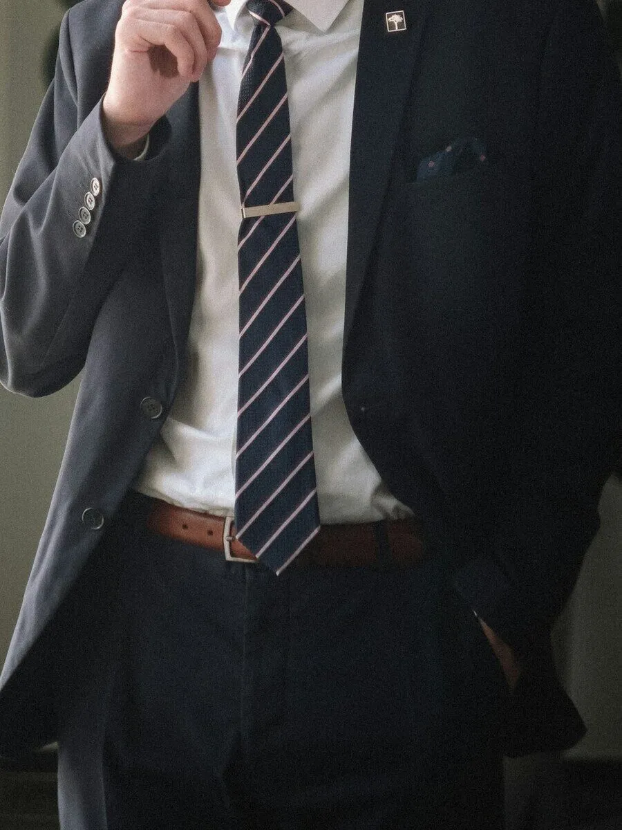 Exemplo de traje: Terno, camisa social, calça social e gravata